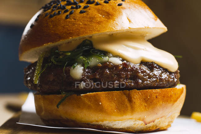 Closeup of juicy delicious burger on table — Stock Photo