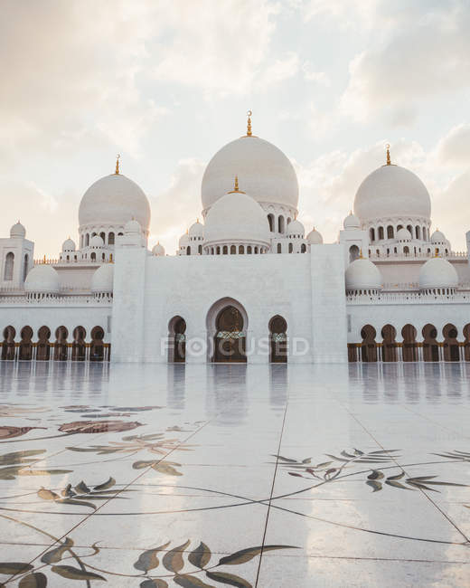 White mosque with domes and minarets under bright blue sky, Dubai — Stock Photo