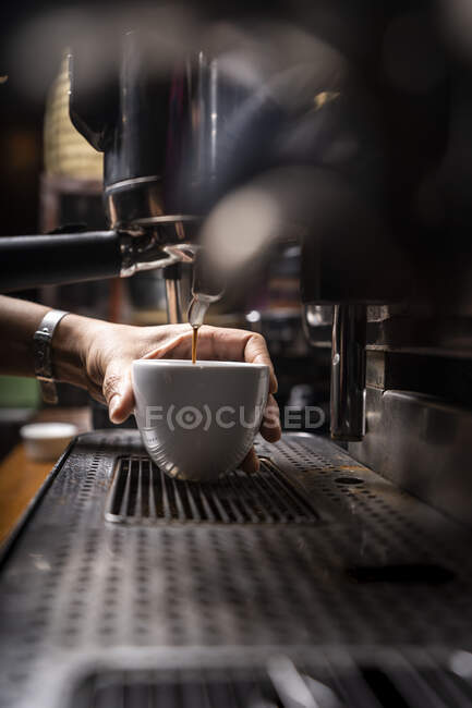 Le mani di raccolto di uomo che fa il caffè da attrezzature professionali automatiche in caffè — Foto stock