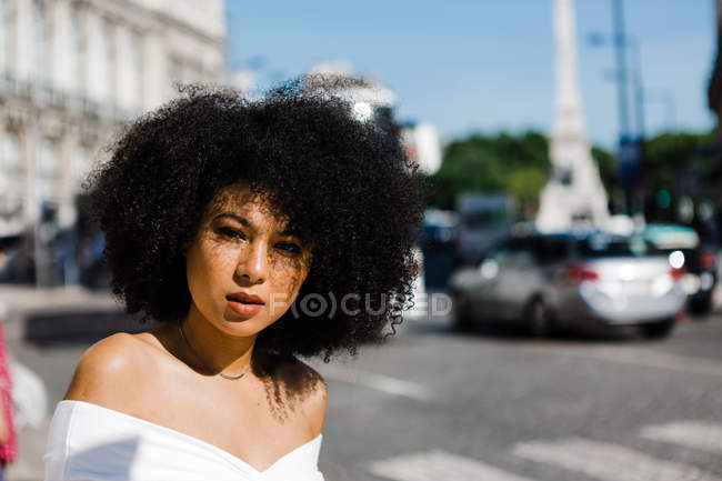 Чувственная афроамериканка смотрит в камеру на улице — стоковое фото