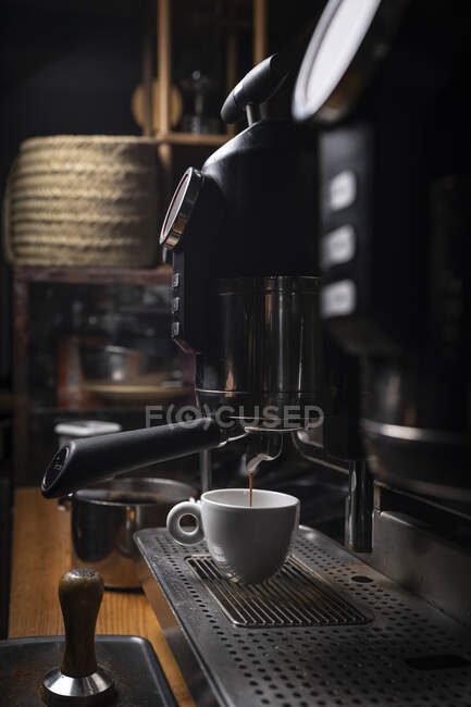 Barista fazendo café usando uma cafeteira — Fotografia de Stock