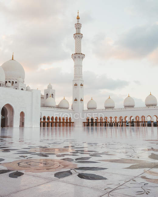 Белая мечеть с куполом и минаретами под ярко-голубым небом, Дубай — стоковое фото
