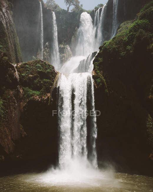 Poderosa cascada majestuosa en acantilados verdes, Marruecos - foto de stock