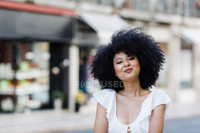 Молода Африканська американська жінка посміхається в камері на відкритому повітрі — стокове фото