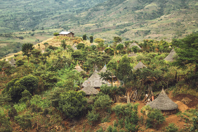 Blick auf kleine reetgedeckte Hütten eines Stammesdorfes im grünen Tal Äthiopiens — Stockfoto