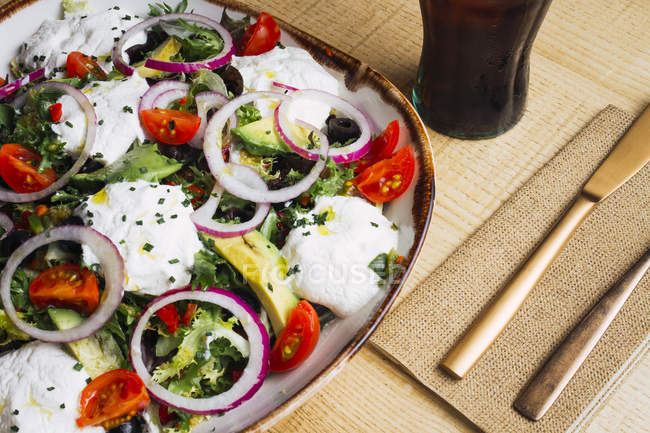 Insalata di verdure con verdure di cipolla e salsa alla panna servita sul piatto sul tavolo di legno — Foto stock