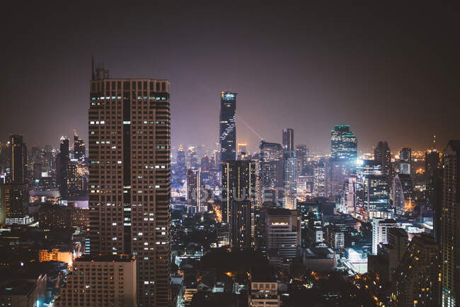 Cityscape of Bangkok with bright burning skyscrapers in night time, Thailand — Fotografia de Stock