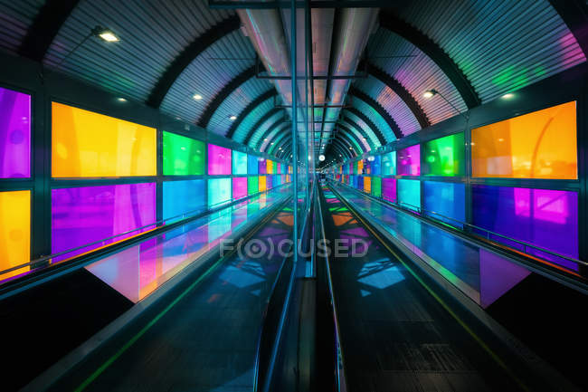 Falciare passerella vicino a pannelli colorati all'interno dell'aeroporto di Madrid Barajas in Spagna — Foto stock