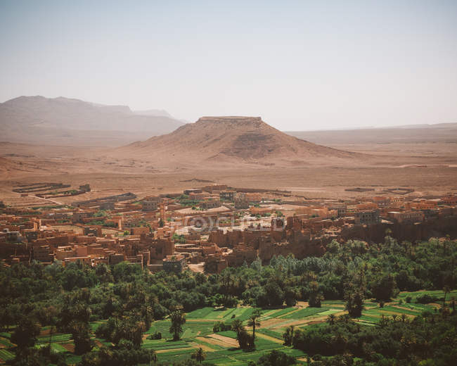 Picturesque view of green park and old city in desert land of Morocco — Stock Photo
