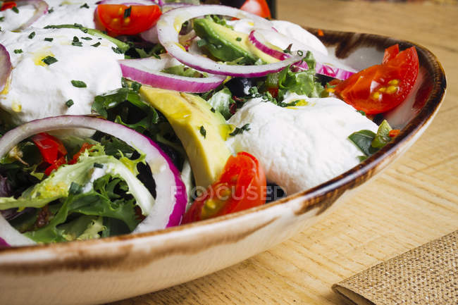 Овочевий салат з цибулею і вершковим соусом, поданий на тарілці — стокове фото