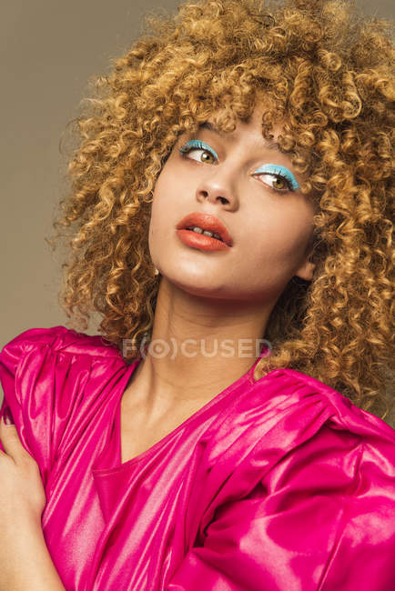 Porträt einer attraktiven Retro-Frau mit lockigem Haar und Blautönen — Stockfoto