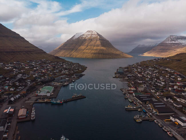 Vista para a pequena aldeia da cidade no lago e colinas em Feroe Island — Fotografia de Stock