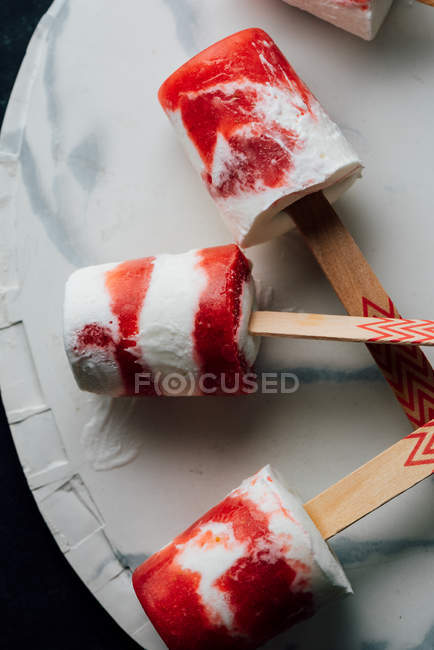 Gros plan de plusieurs glaces à la pastèque et à la crème à bord — Photo de stock