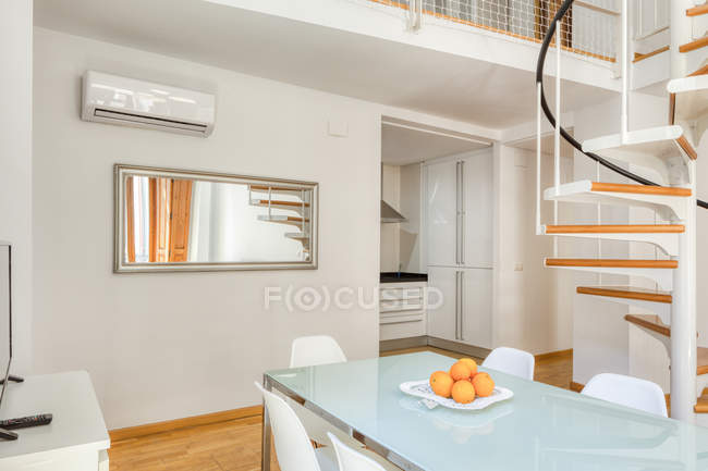Interni elegante sala da pranzo e scale in grande appartamento duplex moderno alla luce del giorno — Foto stock