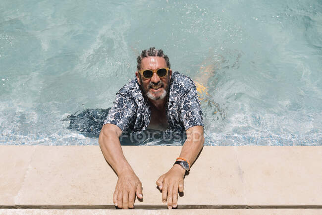 Hombre mayor en la piscina - foto de stock
