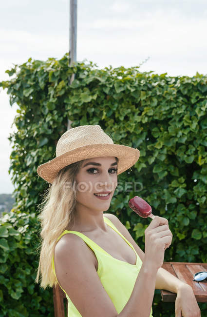 Friends eating ice cream while talking on the terrace of a bar — Stock Photo