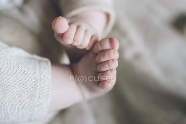 Очаровательные милые детские лапки и пальцы новорожденных — стоковое фото