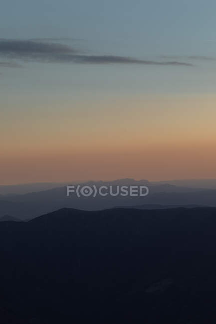 Vue pittoresque de majestueux coucher de soleil lumineux au-dessus de falaises sombres et sombres — Photo de stock
