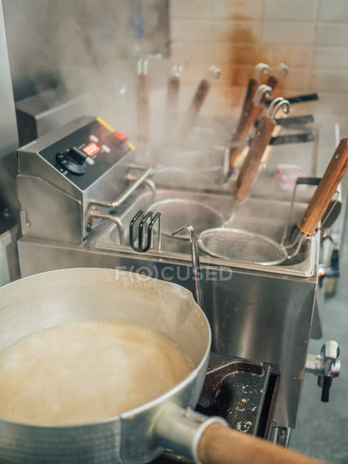 Гаряча каструлю і глибокий фритюрниці для приготування японської блюдо називається рамен в азіатському кафе — стокове фото