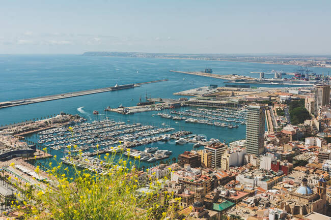 Desde lo alto impresionante paisaje de numerosos barcos y edificios a orillas del mar en Alicante España - foto de stock