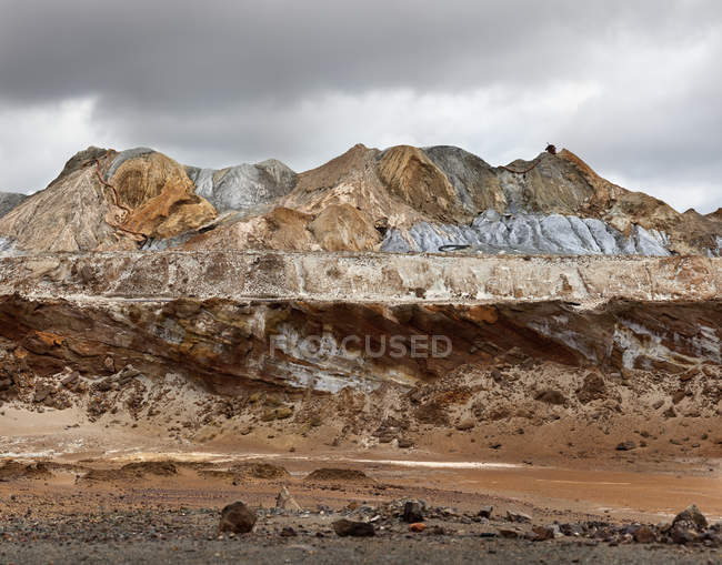 Montagne rocciose sotto cielo nuvoloso al mattino nelle miniere di Riotinto, Huelva — Foto stock
