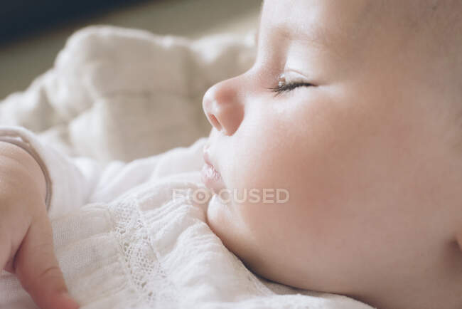 Bebê docemente dormindo closeup — Fotografia de Stock
