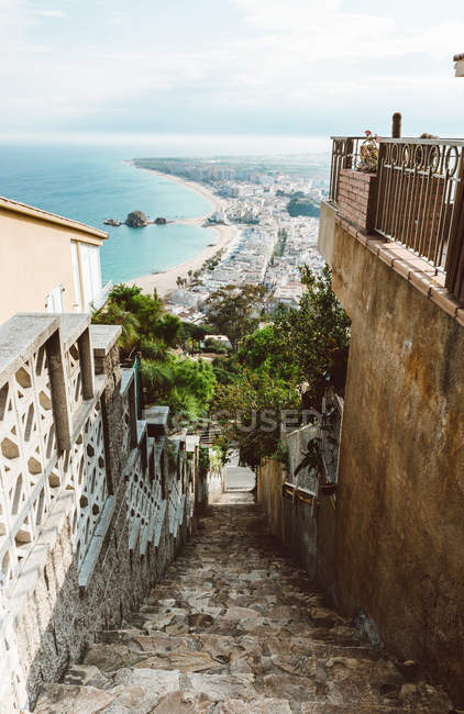 Escaleras de camino estrecho en la calle y el paisaje marino - foto de stock