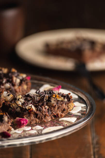 Крупним планом вид апетитний ароматний коричневий торт з вівсяними пластівцями у скляній тарілці на дерев'яному фоні — стокове фото
