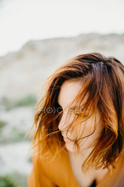 Усвідомлена жінка на тлі розмитого дикого пустельного пейзажу — стокове фото