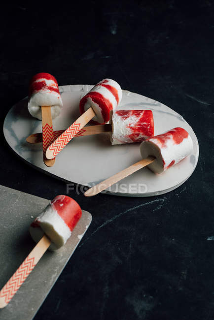 Várias melancia e sorvete de creme no prato no fundo escuro — Fotografia de Stock