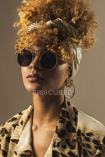 Портрет привабливої ретро жінки з кучерявим волоссям в стильних сонцезахисних окулярах — стокове фото
