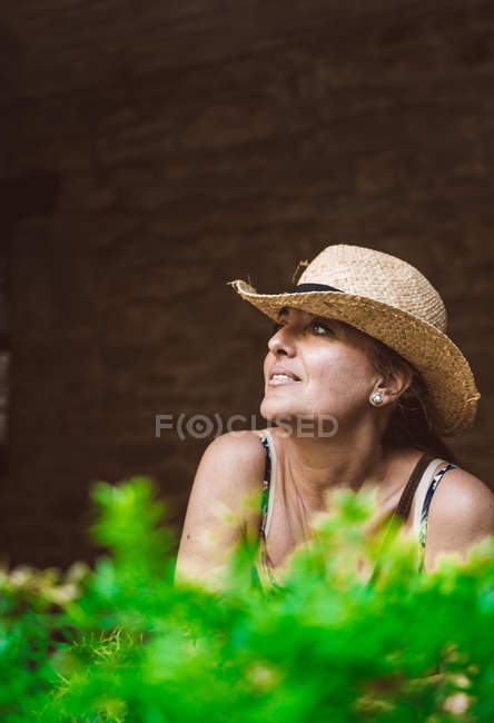 Nachdenkliche Frau mit Hut schaut in der Stadt weg — Stockfoto