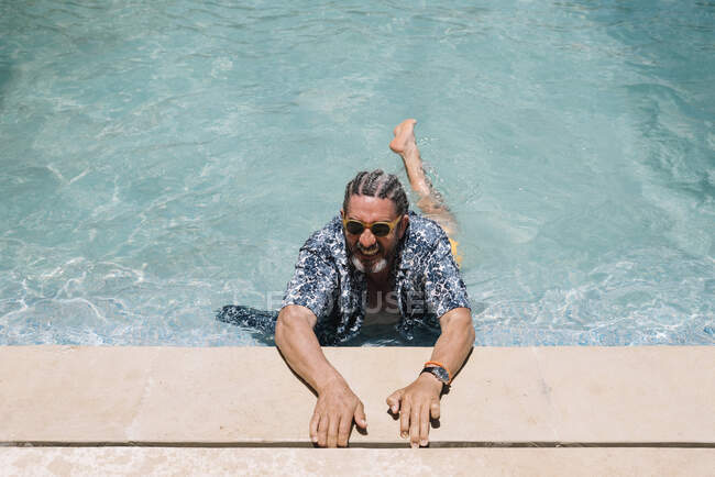 Hombre mayor en la piscina - foto de stock