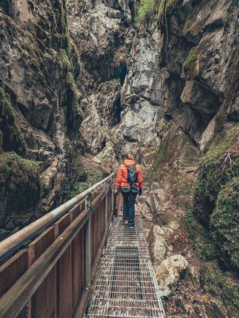 Touriste sans visage admirant la vue majestueuse sur les Alpes tout en marchant sur un sentier de randonnée dans les Dolomites, Italie — Photo de stock