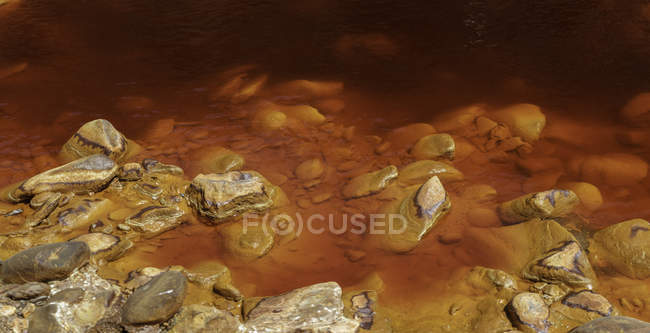 Desde arriba se pueden apreciar hermosos arroyos naranjos y transiciones sobre rocas en las minas de Riotinto Huelva. - foto de stock