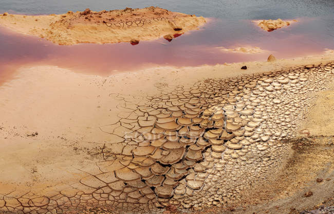 Dall'alto asciutto superficie rocciosa marrone in fessure — Foto stock