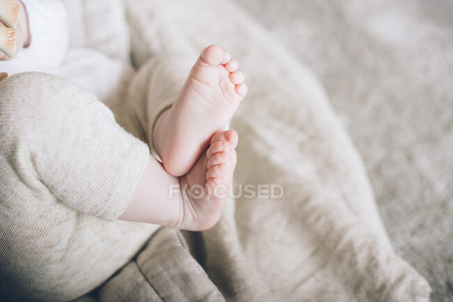 Charmante süße Babyfüße und Finger von Neugeborenen — Stockfoto