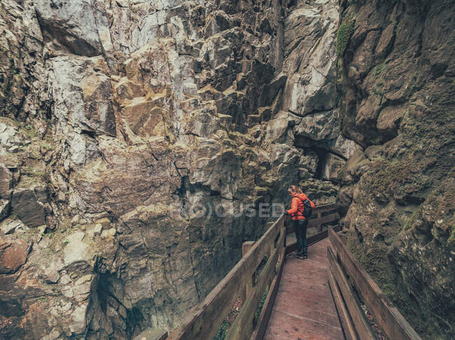 Безлика жінка - туристка, яка милується величним видом на Альпи під час прогулянок по дорозі в Доломітах (Італія). — стокове фото