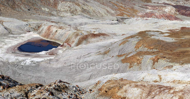 Blick auf felsige Bergbau-Terrassen in Riotinto, huelva — Stockfoto