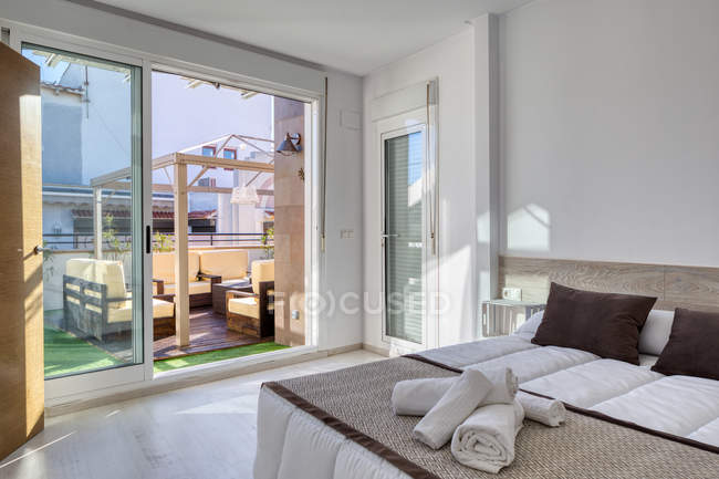Interior of empty bedroom in modern style with big balcony in daylight — Stock Photo
