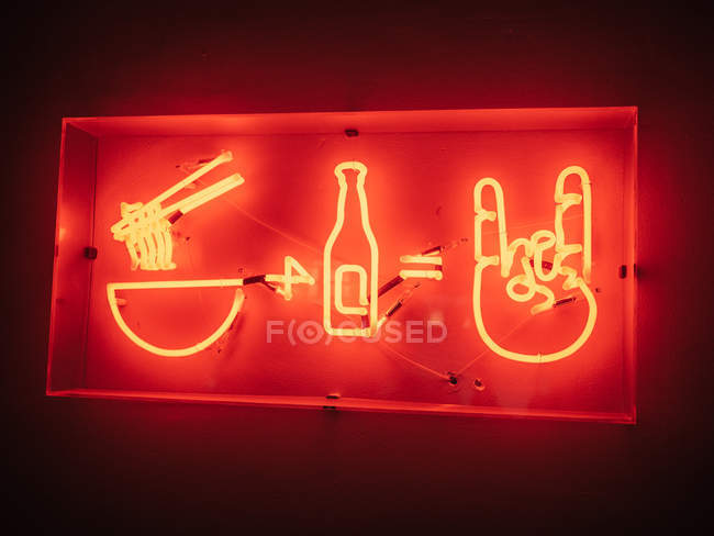 Panneau lumineux du restaurant asiatique offrant de la nourriture et des boissons accrochées au mur — Photo de stock