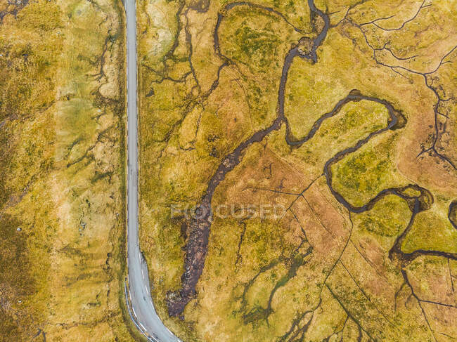 Vista superior da estrada e terreno verde na ilha de faroé — Fotografia de Stock