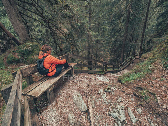 Female hiker resting sitting on picturesque area in Dolomites, Italy — Stock Photo