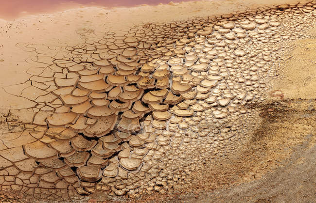 Von oben trockene braune Gesteinsoberfläche in Rissen — Stockfoto