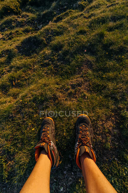 View from above of an unrecognizable man legs doing trekking — Stock Photo