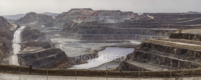 Felslandschaft und Fluss am Morgen in den Minen von Riotinto, huelva — Stockfoto