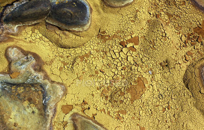 Вище мальовничі апельсинові потоки та переходи на скелі в рудниках Ріотето - Уельва. — стокове фото