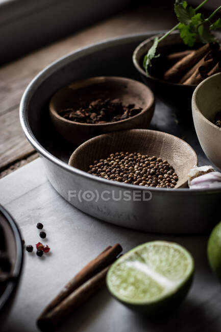 Gemischte trockene Gewürze und Pilze auf Marmorplatte zum Kochen von Pho-Suppe — Stockfoto