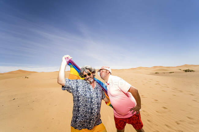 Aufgeregt mollig gay pärchen im wüste — Stockfoto