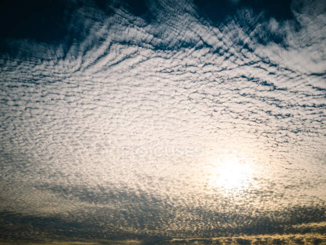 Sfondo illuminato di bel cielo calmo con nuvole di cirri al tramonto — Foto stock
